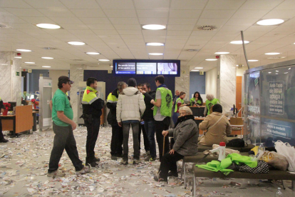 Els Mossos van intervenir per posar fi a la protesta a l’interior de l’oficina bancària, que va quedar plena de papers i pamflets.