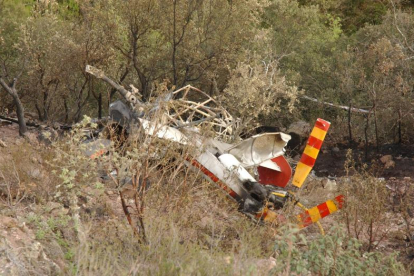 Imagen de los restos del helicóptero tras el accidente, que se produjo el 25 de abril de 2006.