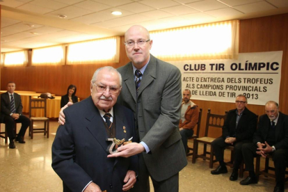 Josep Vidal Forcada, recibiendo en 2013 un premio de tiro, una de sus aficiones. 