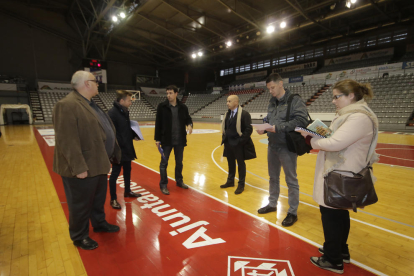 Los técnicos de la IHF ayer durante la visita al pabellón municipal Barris Nord.