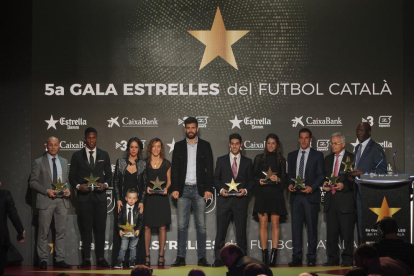 Foto de familia de los premiados ayer en la Gala de las Estrellas de la Federación Catalana de Fútbol.