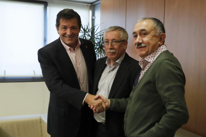 Javier Fernández, ahir, amb líders de CCOO i UGT.