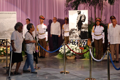 El memorial a José Martí de la plaça de la Revolució va obrir les portes perquè els cubans puguin acomiadar-se de Fidel Castro.