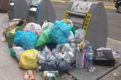 Veïns del Clot van demanar ahir més civisme al tirar les escombraries als contenidors. Els veïns demanen, a més, moure de lloc els contenidors de Taquígraf Martí per allunyar-los de les cases i evitar embussos
