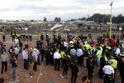 Miembros de rescate en la zona donde tuvo lugar la explosión en el mercado pirotécnico en Tultepec.