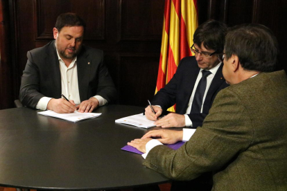 Junqueras i Puigdemont firmen la notificació de l’Alt Tribunal.