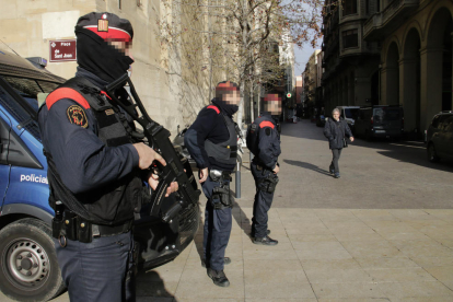Agentes de los Mossos patrullando ayer en la plaza Sant Joan, en pleno Eix Comercial de Lleida.