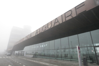 La densa niebla de ayer por la mañana impidió el aterrizaje de los primeros vuelos de la temporada. 