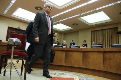 El ministre d’Exteriors, Alfonso Dastis, ahir a l’arribar a la comissió del ram al Congrés.