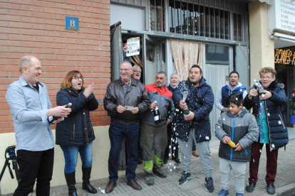La Pastisseria Rosita de Castellserà repartió 10.000 euros con el número 73.348, comprado en Ivars. 