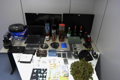 Droga y artículos robados en Oliana. 