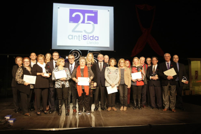 Imatge de grup dels premiats per l’associació Antisida Lleida ahir a la nit a la Llotja.