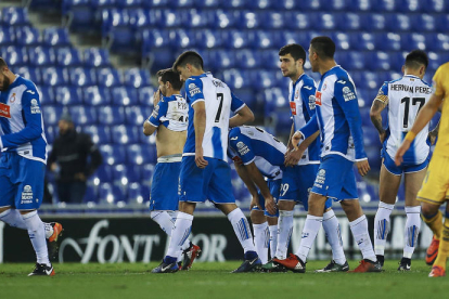 Los jugadores del Espanyol, abatidos tras ser eliminados.