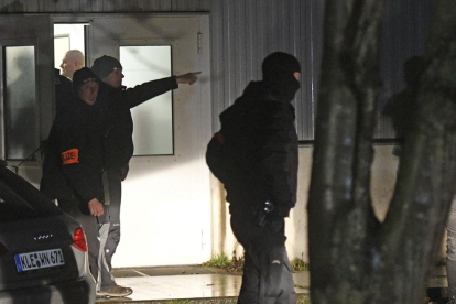 Policías alemanes registran un campamento de refugiados en Emmerich, Alemania, en busca del presunto terrorista. 