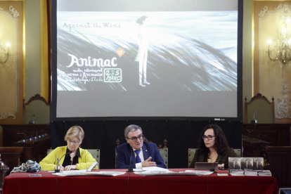 La concejala de Cultura, Montse Parra; el alcalde de Lleida, Àngel Ros; y la directora de Animac, Carolina López, ayer, en la presentación.