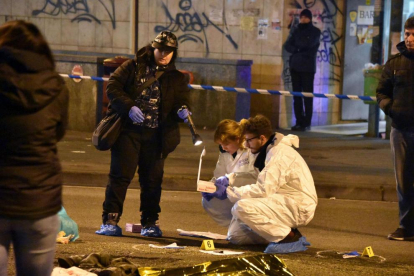 La Policía científica italiana inspecciona el lugar del tiroteo con el presunto terrorista.