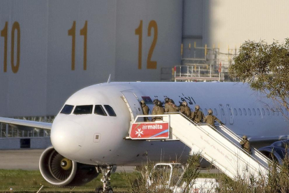 Miembros de las fuerzas especiales acceden al avión de Afriqiyah Airways secuestrado ayer.