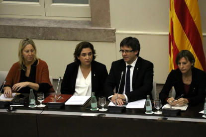 Munté, Colau, Puigdemont y Forcadell presidiendo la cumbre por el referéndum el viernes.