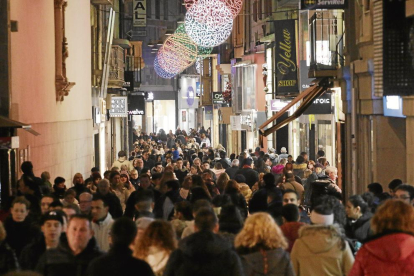 Imagen de la calle Major atestada de gente el viernes por las compras de última hora antes de la Navidad.