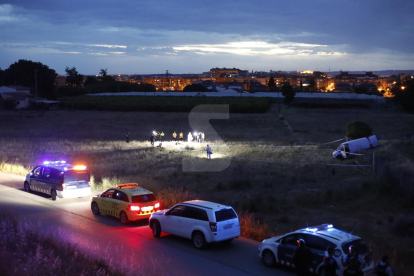 Al centre, agents al costat del cadàver, i a la dreta, la furgoneta accidentada, amb la Bordeta al fons.