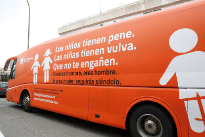 El autobús de la polémica, ayer en Madrid, fletado por la asociación ultracatólica Hazte Oír.