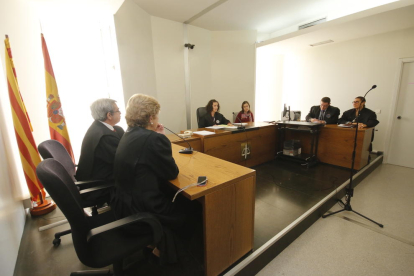 Un momento del acto de conciliación celebrado ayer en el  juzgado de Instrucción 3 de Lleida.