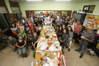 En el instituto Joan Oró, como en otros colegios electorales, celebraron una cena de hermandad.