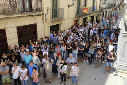 Veïns, familiars i amics del jove mort es van concentrar ahir davant de l’ajuntament de les Borges Blanques.