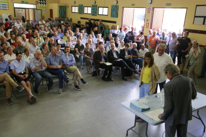 La consellera Serret hizo entrega de los títulos de concentración a cerca de 400 propietarios de Alfés.
