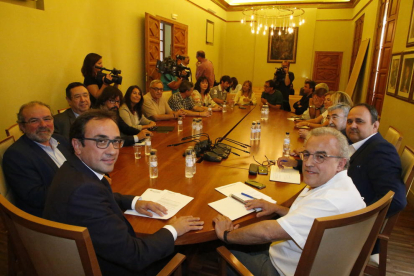 Reunió del conseller Rull amb alcaldes i representants polítics de Lleida, ahir, a les Borges.