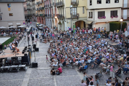 La plaça dels Oms de la Seu d’Urgell es va omplir ahir de públic per escoltar el ‘Gran concert Catalunya’.