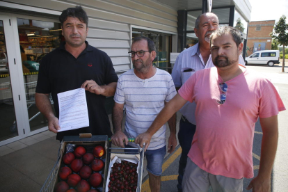 Los responsables de UP criticaron la calidad de la fruta ante una gran cadena en Alcarràs.