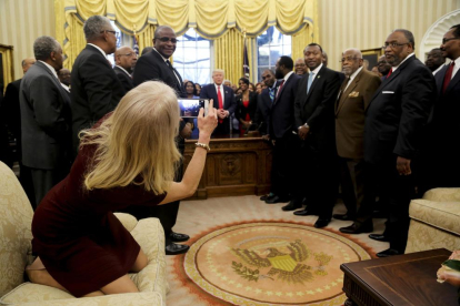 Kellyanne Conway, amb els peus sobre el sofà del Despatx Oval de la Casa Blanca.
