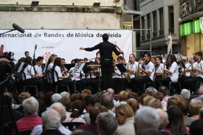La Banda Municipal de Lleida y la Unión Porteña de Sagunto, en Valencia, unieron fuerzas ayer en el concierto inaugural del festival.