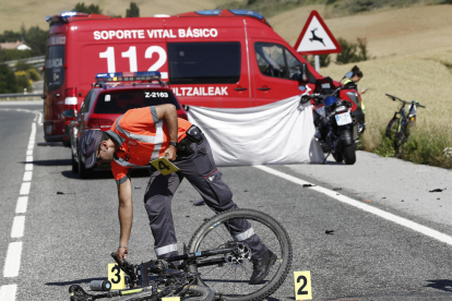 Imagen del accidente en el que un ciclista murió atropellado en el municipio navarro de Erice de Iza.