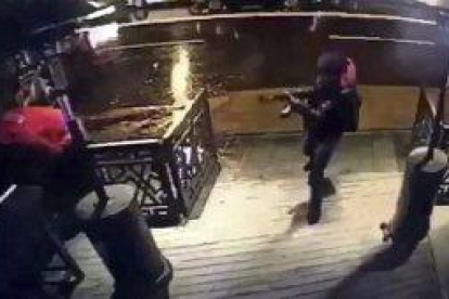L’atacant d’Istanbul, que continua fugit, va descarregar 180 bales