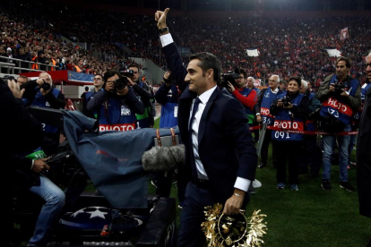 Ernesto Valverde recibió un homenaje por parte del Olympiacos debido a su pasado en el club griego.
