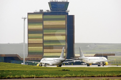 Dos avions de Vueling a la pista de l'aeroport de Lleida-Alguaire.