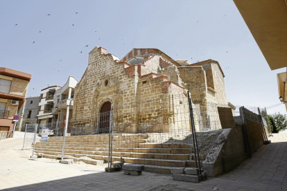 Estado de la iglesia de Rosselló después del derrumbe del campanario y tras recoger los escombros del campanario.