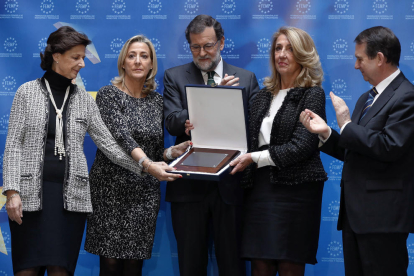 Rajoy y las hermanas de Rita Barberá con el título póstumo.