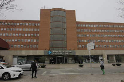 La fachada del hospital Arnau de Vilanova.