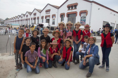 Los participantes en uno de los talleres infantiles de country que se hicieron ayer. 