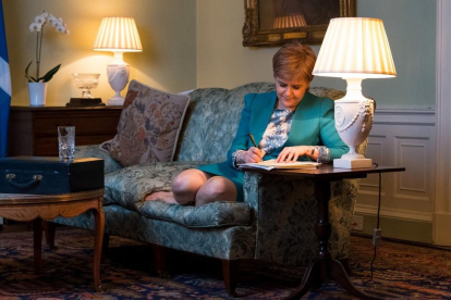 La ministra principal de Escocia, Nicola Sturgeon, trabaja en la redacción de la carta a Theresa May.
