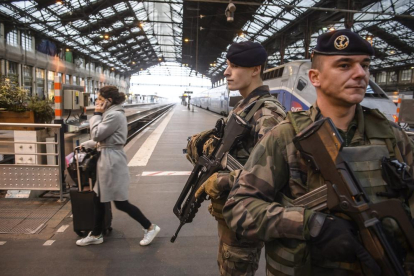Soldados franceses patrullan en la estación ferroviaria Gare de Lyon en París.