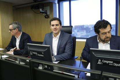 Los ministros De Guindos, Méndez de Vigo y Montoro, ayer con la vicepresidenta Santamaría.