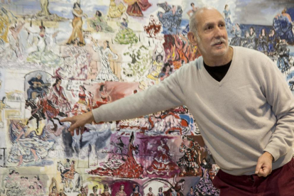 Benjamí Tous, el pasado jueves junto a su lienzo de gran formato en el que ha pintado a 365 flamencas.