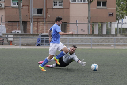 Un jugador del Lleida Esportiu B dribla el porter en una acció del partit d’ahir.