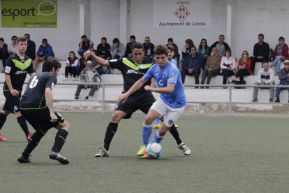 Un jugador del Lleida Esportiu B dribla el porter en una acció del partit d’ahir.