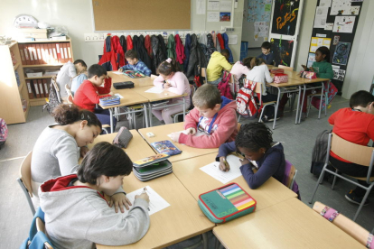 Alumnos del colegio Pinyana de Lleida haciendo ayer las pruebas.