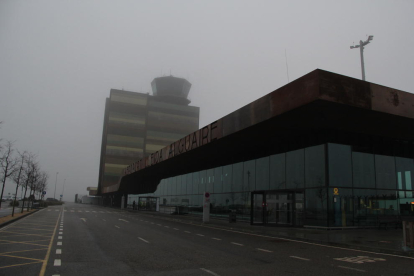 La terminal d’Alguaire, buida ahir després de la desviació dels vols de Neilson a Reus per la boira.